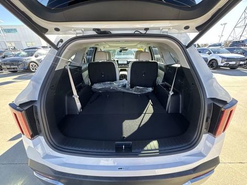 Certified 2025 Kia Sorento EX w/ EX Panoramic Sunroof Package image 28