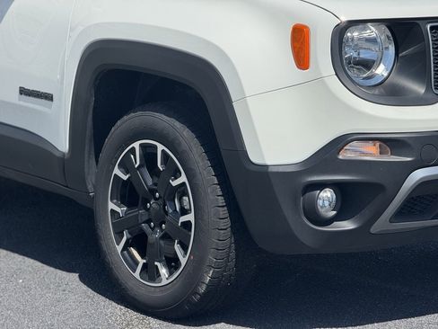 Used 2023 Jeep Renegade Latitude image 2