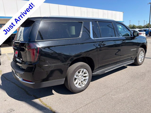 Used 2025 Chevrolet Suburban LT RWD image 3