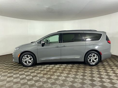 Used 2023 Chrysler Pacifica Limited image 4