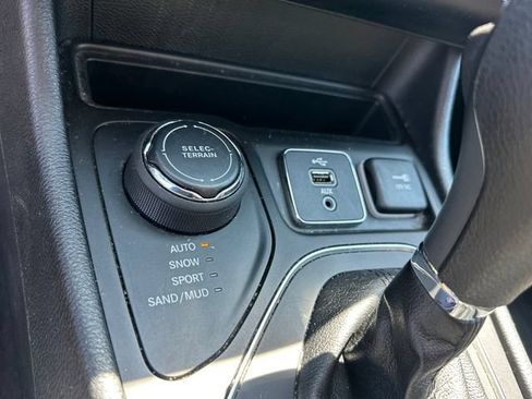 Used 2019 Jeep Cherokee Latitude w/ Popular Appearance Group AWD/4WD image 22