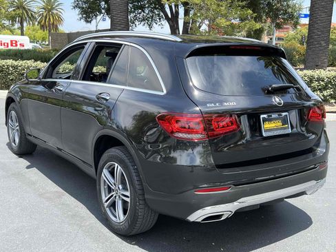 Used 2020 Mercedes-Benz GLC 300 4MATIC w/ Premium Package image 2