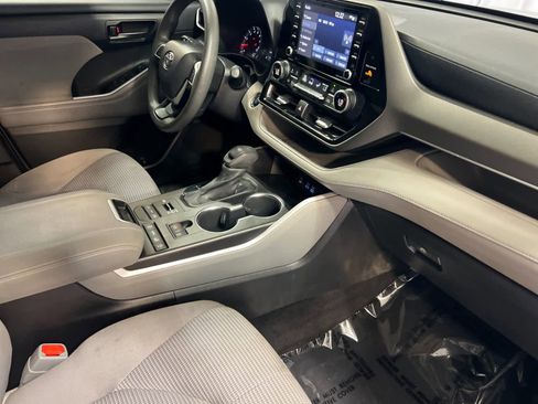 Used 2022 Toyota Highlander L image 17