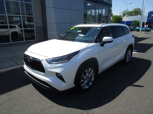 Used 2021 Toyota Highlander Limited AWD/4WD image 2
