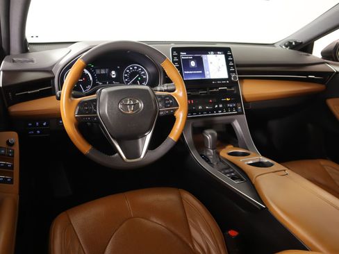 Used 2019 Toyota Avalon Limited image 2
