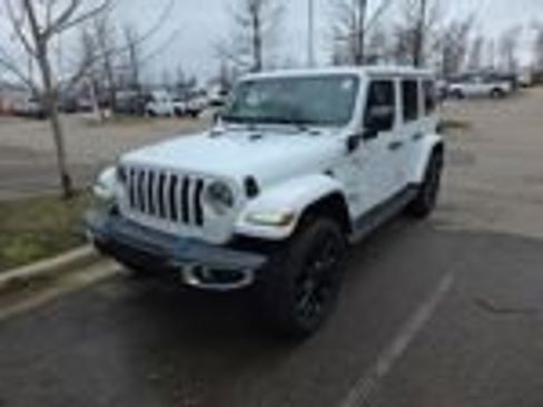 Used 2022 Jeep Wrangler Unlimited Sahara w/ Cold Weather Group AWD/4WD image 3