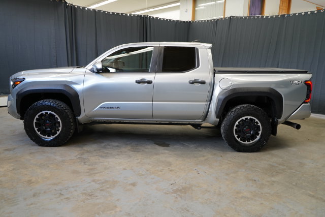 Used 2024 Toyota Tacoma TRD Off-Road w/ TRD Off Road Premium Package AWD/4WD image 4