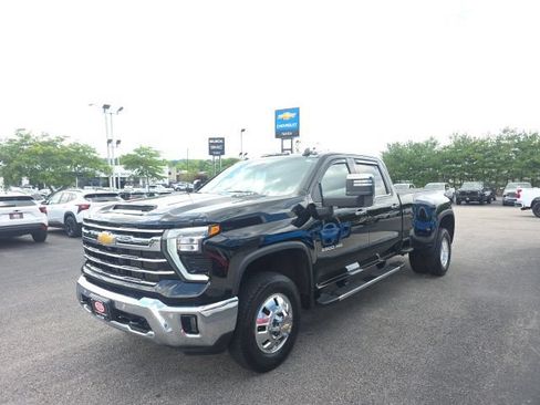 Used 2025 Chevrolet Silverado 3500 LTZ AWD/4WD image 6