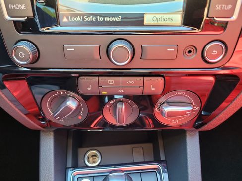 Used 2015 Volkswagen Jetta Sport FWD image 32
