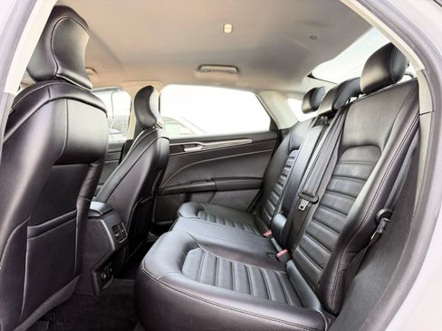 Used 2018 Ford Fusion SE w/ Equipment Group 602A FWD image 16