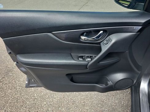 Used 2018 Nissan Rogue SV AWD/4WD image 13