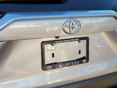 Used 2020 Toyota RAV4 LE image 10