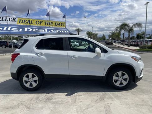 Used 2020 Chevrolet Trax LT w/ LT Convenience Package FWD image 9