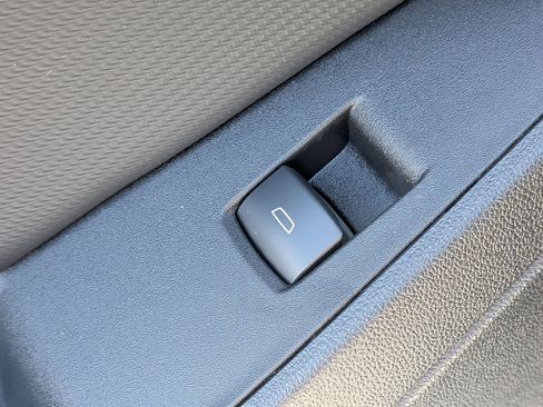 Used 2025 Chevrolet Equinox LT image 28