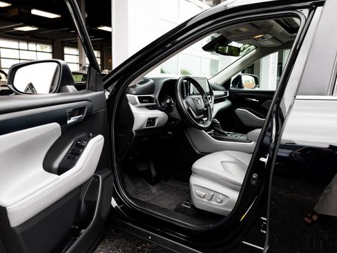 Used 2023 Toyota Highlander XLE AWD/4WD image 30