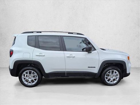 Used 2022 Jeep Renegade Latitude w/ Convenience Group AWD/4WD image 4