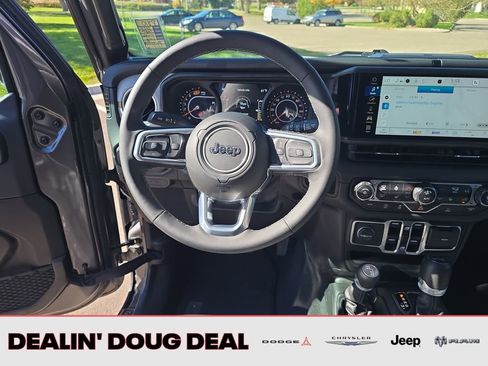 Used 2025 Jeep Wrangler Sahara image 14