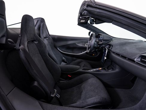 Used 2025 McLaren Artura Spider image 20
