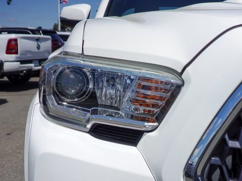 Used 2019 Toyota Tacoma TRD Sport w/ Technology Package AWD/4WD image 3