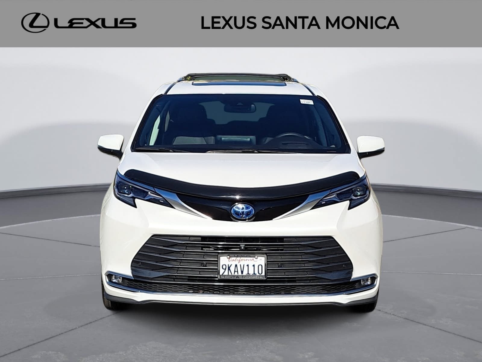 Used 2024 Toyota Sienna Platinum FWD image 2