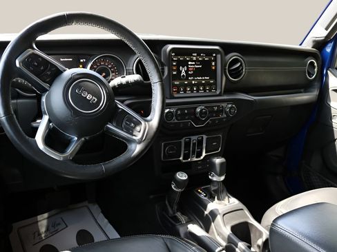 Used 2018 Jeep Wrangler Unlimited Sahara AWD/4WD image 14