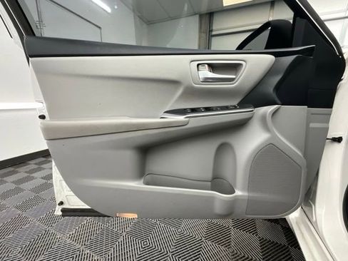 Used 2015 Toyota Camry SE FWD image 10
