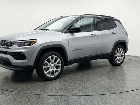 Used 2025 Jeep Compass Limited image 3