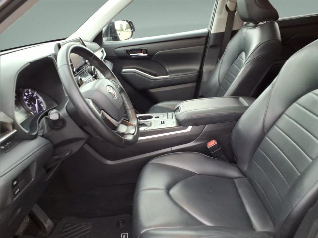 Used 2022 Toyota Highlander XLE FWD image 12