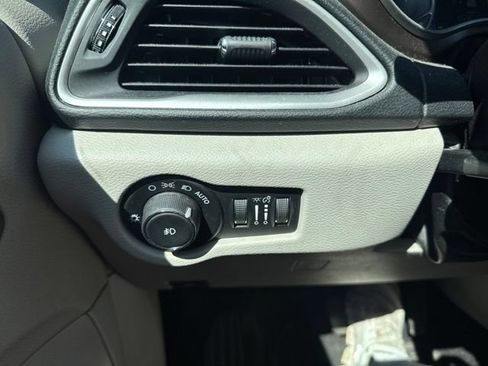 Used 2018 Chrysler Pacifica Touring Plus FWD image 21