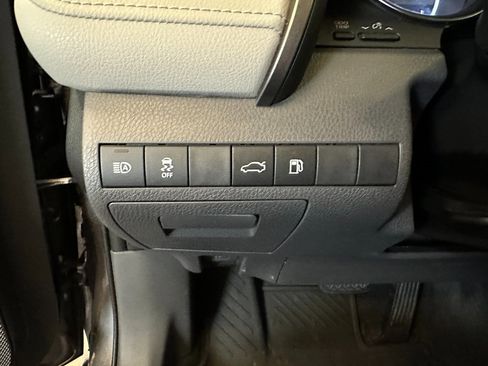 Used 2018 Toyota Camry XLE image 17