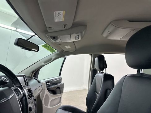 Used 2016 Chrysler Town & Country Touring image 30