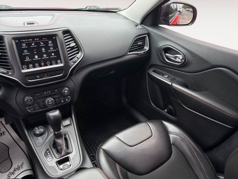 Used 2021 Jeep Cherokee Trailhawk w/ Comfort & Convenience Group AWD/4WD image 12