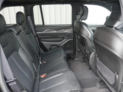 Used 2025 Jeep Grand Cherokee Overland w/ Luxury Tech Group IV AWD/4WD image 29