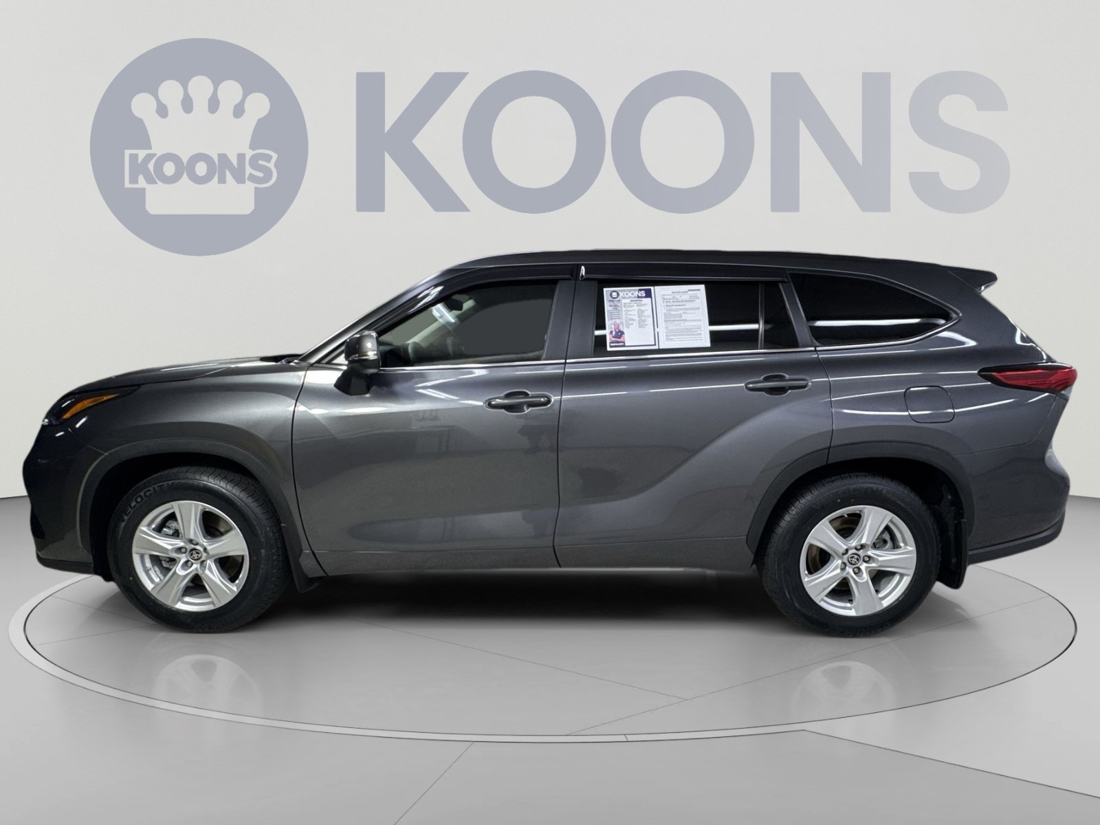 Used 2023 Toyota Highlander LE AWD/4WD image 17