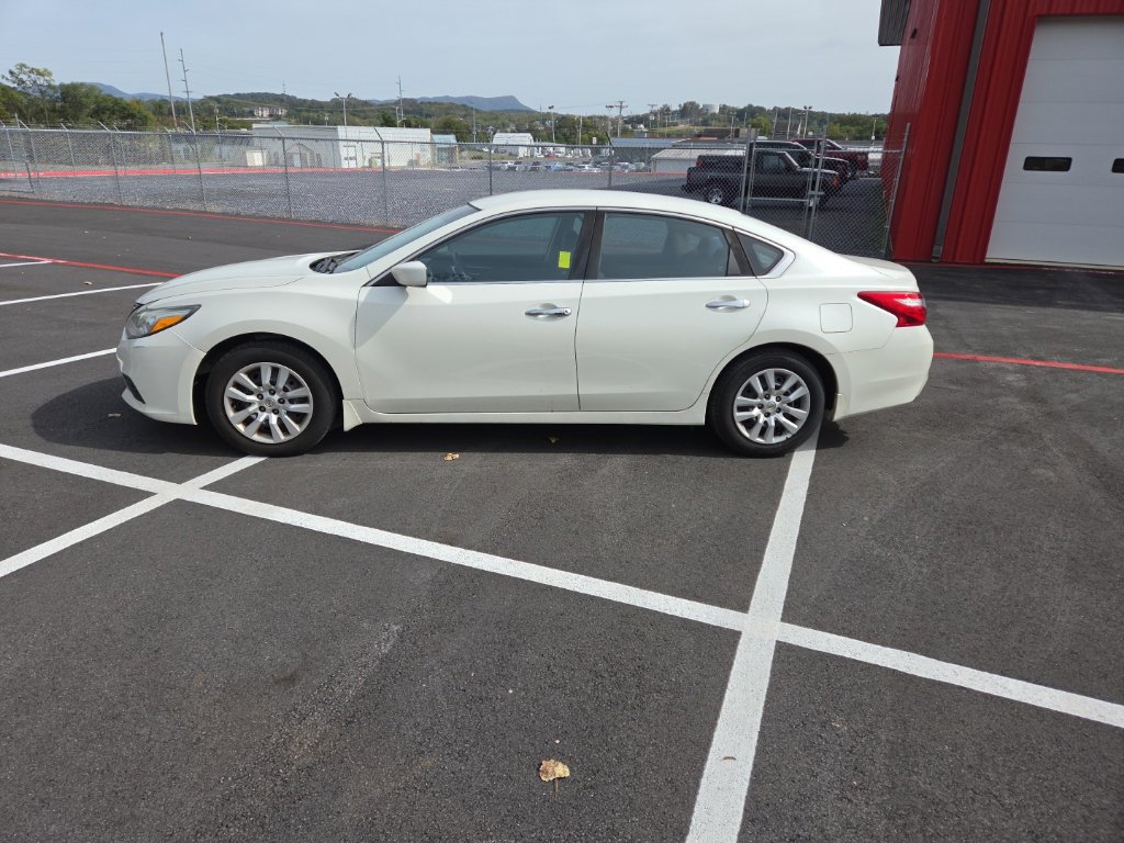 Used 2017 Nissan Altima 2.5 S w/ Power Driver Seat Package FWD image 4