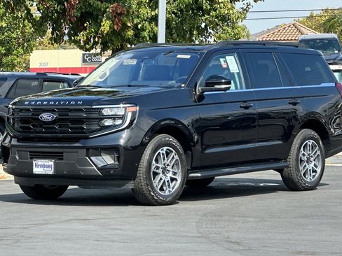 New 2025 Ford Expedition Active image 8