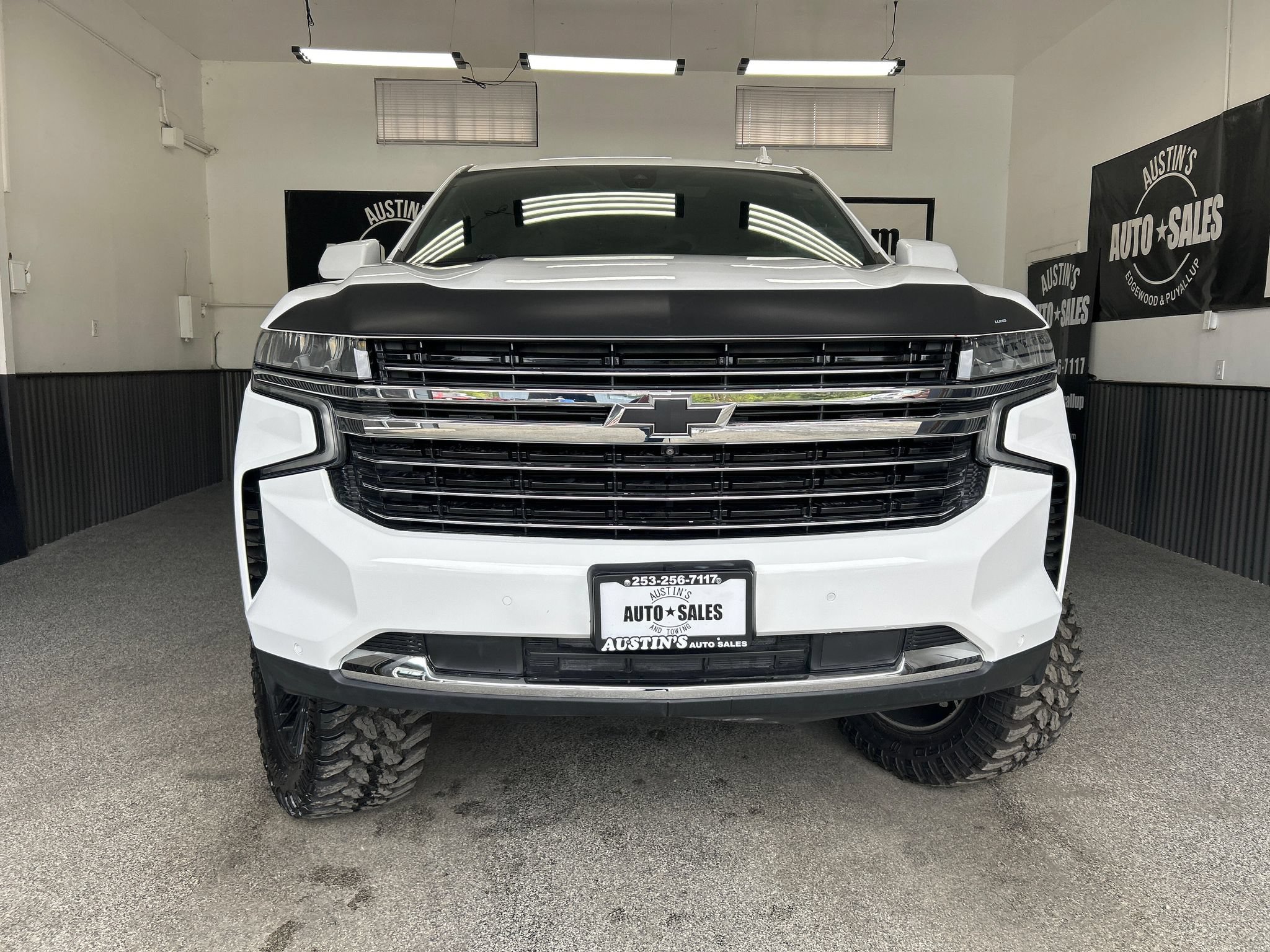 Used 2021 Chevrolet Suburban LT w/ LT Signature Package AWD/4WD image 2