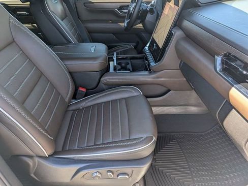 Used 2025 GMC Yukon Denali Ultimate AWD/4WD image 34