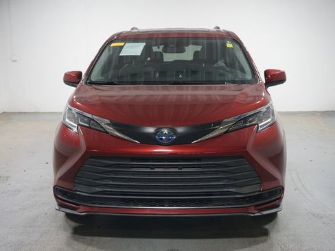 Used 2022 Toyota Sienna LE w/ LE Plus Package FWD image 2