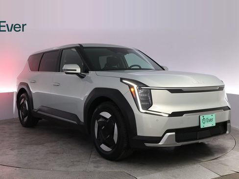 Used 2024 Kia EV9 Light Long Range RWD image 13