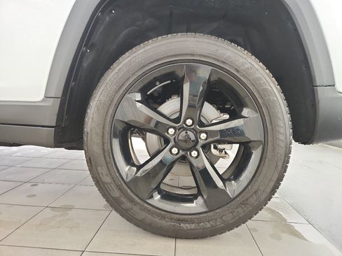 Used 2023 Jeep Grand Cherokee Altitude RWD image 33