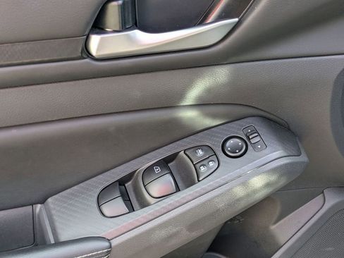 Used 2025 Nissan Altima 2.5 SV FWD image 12