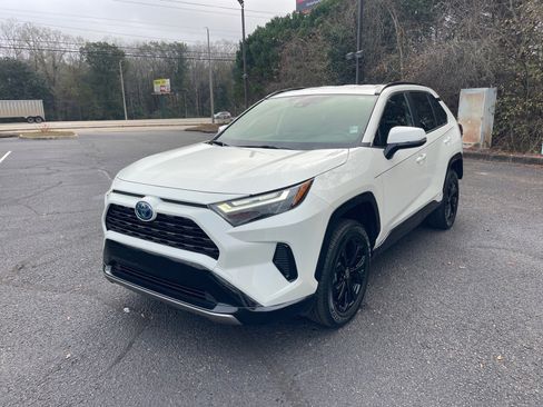 Used 2022 Toyota RAV4 SE image 3