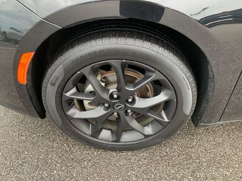 Used 2025 Chrysler Pacifica Limited FWD image 2