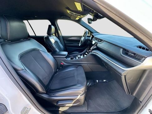 Used 2023 Jeep Grand Cherokee Altitude image 27