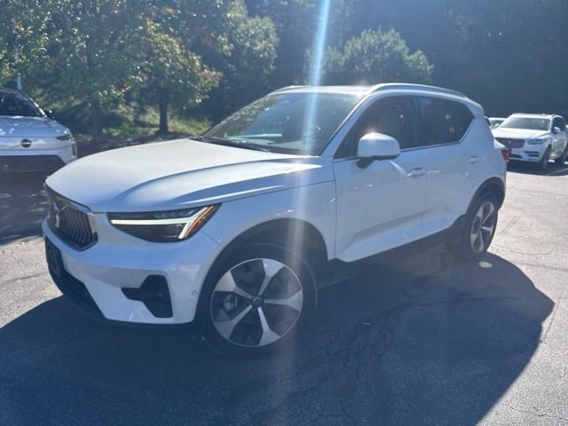 Used 2024 Volvo XC40 B5 Plus w/ Protection Package Premier AWD/4WD image 1