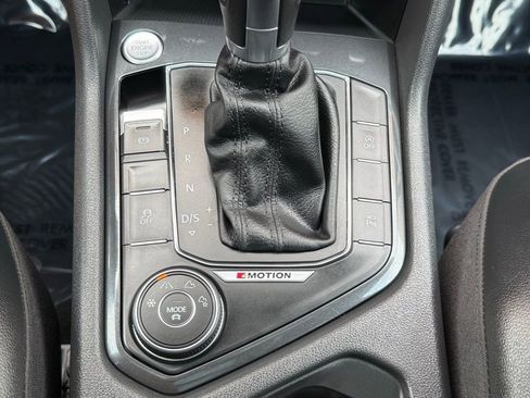 Used 2018 Volkswagen Tiguan SEL Premium image 39