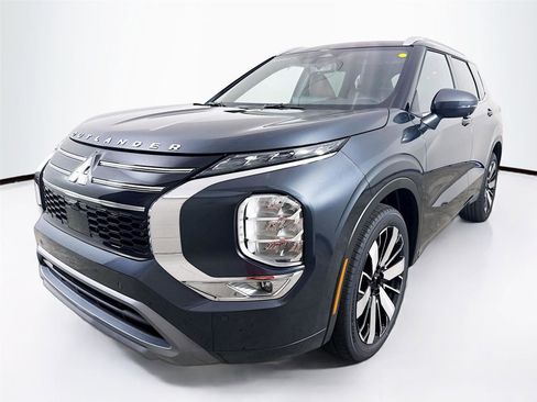 Used 2025 Mitsubishi Outlander SEL image 3