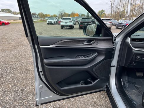 New 2025 Jeep Grand Cherokee L Limited image 23