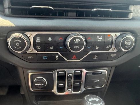 Used 2025 Jeep Wrangler Unlimited Sahara AWD/4WD image 28